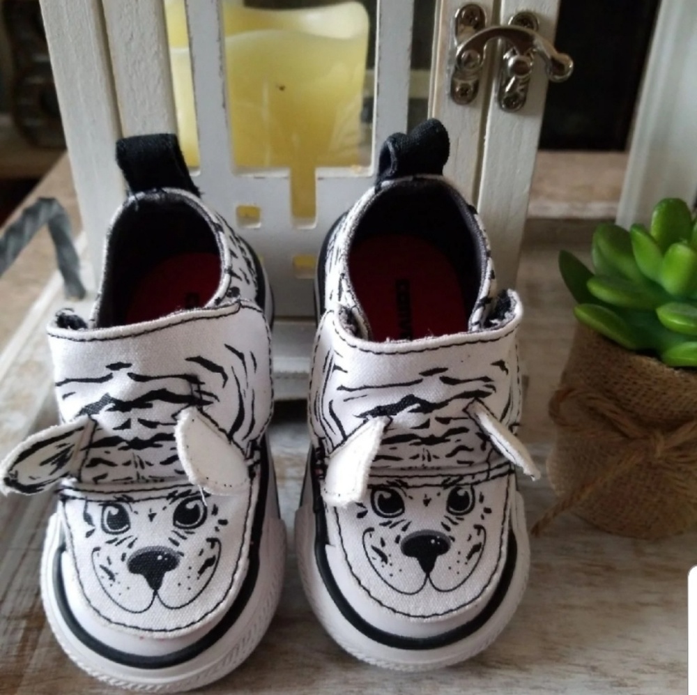 toddler Doggy Converse shoes size 3